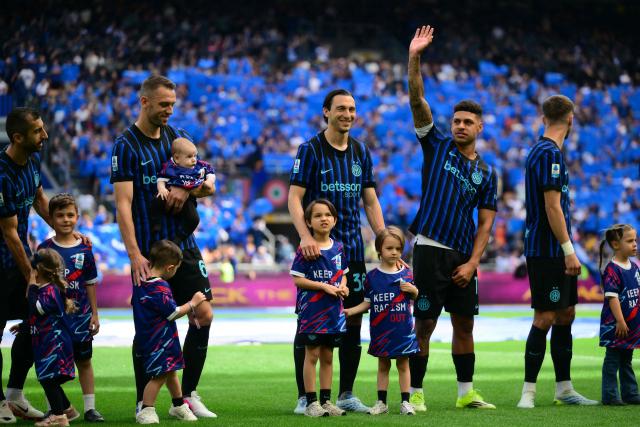 Players pose with children before the Italian Serie A football match between Inter Milan and Hellas Verona at San Siro stadium in Milan, on May 17, 2026. (Photo by Marco BERTORELLO / AFP)