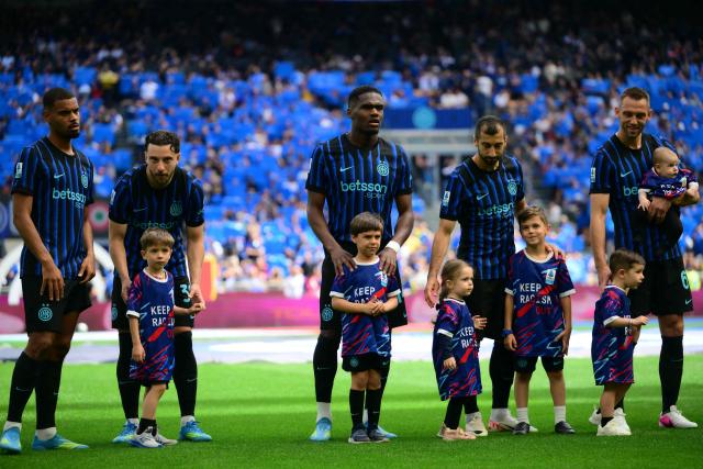 Players pose with children before the Italian Serie A football match between Inter Milan and Hellas Verona at San Siro stadium in Milan, on May 17, 2026. (Photo by Marco BERTORELLO / AFP)