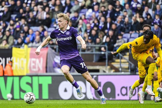 RSC Anderlecht's Belgian midfielder #74 Nathan De Cat (C) runs with the ball as Mechelen's Togolese midfielder #29 Dikeni Salifou (R) looks on during the Belgian "Pro League" Champions' play-off (day 8 out of 10) football match between RSC Anderlecht and KV Mechelen at the Stade Constant Vanden Stock, in Brussels on May 17, 2026. (Photo by Tom Goyvaerts / BELGA / AFP)