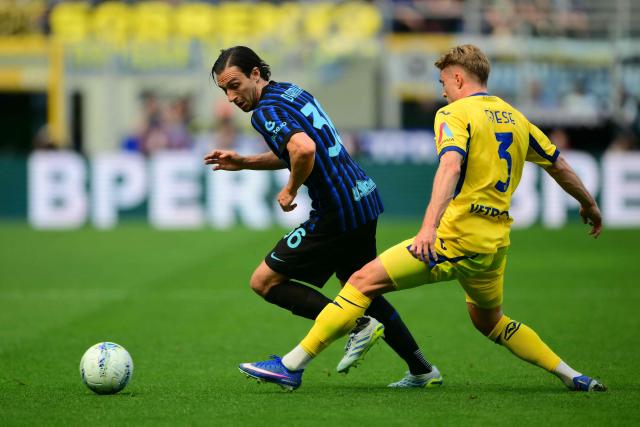 Inter Milan's Italian defender #36 Matteo Darmian fights for the ball with Hellas Verona's Danish defender #03 Martin Frese during the Italian Serie A football match between Inter Milan and Hellas Verona at San Siro stadium in Milan, on May 17, 2026. (Photo by Marco BERTORELLO / AFP)