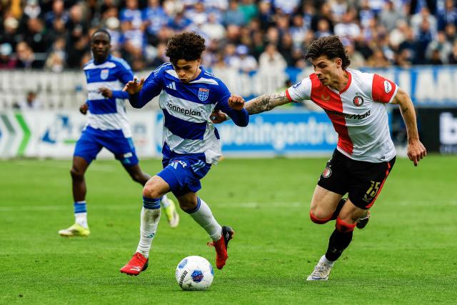 PEC Zwolle's Dutch midfielder Gabriel Reiziger (L) and Feyenoord's Australian defender Jordan Bos fight for the ball during the Dutch Eredivisie football match between PEC Zwolle and Feyenoord at the MAC3Park stadium in Zwolle on May 17, 2026. (Photo by Vincent Jannink / ANP / AFP) / Netherlands OUT