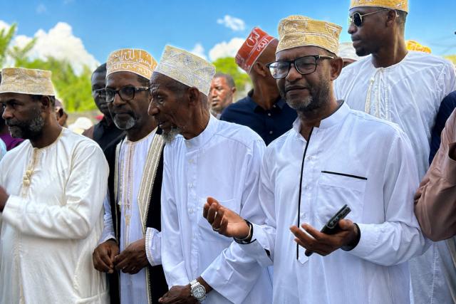 People gather during a funeral prayer in Iconi on May 17, 2026 in tribute to the two people who lost their lives during the recent clashes that took place in Anjouan. The death of two people in the Comoros on Saturday, after a night of clashes between security forces and demonstrators opposing the increase in fuel prices, prompted the authorities to back down and announce the cancellation of this measure.
A strike launched by the main road hauliers’ union, joined by shopkeepers’ and fishermen’s unions, had been paralyzing this Indian Ocean archipelago for six days. The unions are denouncing the fuel price schedule published on Saturday by the government, which showed, for example, a 46% increase for diesel because of the war in the Middle East. (Photo by AFP)