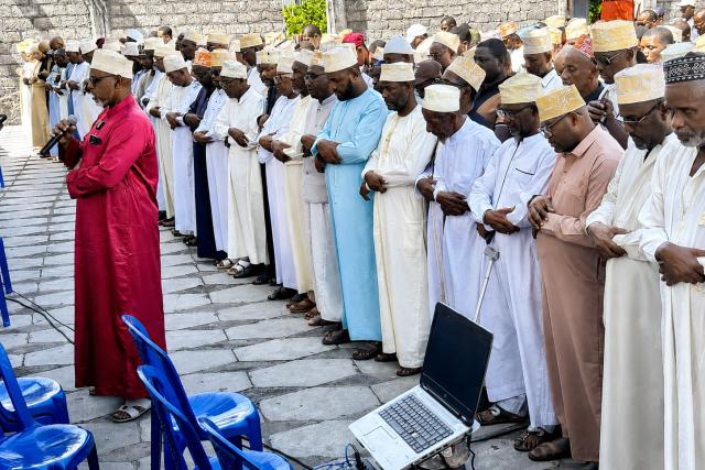 People gather during a funeral prayer in Iconi on May 17, 2026 in tribute to the two people who lost their lives during the recent clashes that took place in Anjouan. The death of two people in the Comoros on Saturday, after a night of clashes between security forces and demonstrators opposing the increase in fuel prices, prompted the authorities to back down and announce the cancellation of this measure.
A strike launched by the main road hauliers’ union, joined by shopkeepers’ and fishermen’s unions, had been paralyzing this Indian Ocean archipelago for six days. The unions are denouncing the fuel price schedule published on Saturday by the government, which showed, for example, a 46% increase for diesel because of the war in the Middle East. (Photo by AFP)
