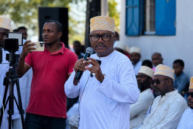 The president of the employers and the traders' union (Synaco) Abdou Boina speaks during a funeral prayer in Iconi on May 17, 2026 in tribute to the two people who lost their lives during the recent clashes that took place in Anjouan. The death of two people in the Comoros on Saturday, after a night of clashes between security forces and demonstrators opposing the increase in fuel prices, prompted the authorities to back down and announce the cancellation of this measure.
A strike launched by the main road hauliers’ union, joined by shopkeepers’ and fishermen’s unions, had been paralyzing this Indian Ocean archipelago for six days. The unions are denouncing the fuel price schedule published on Saturday by the government, which showed, for example, a 46% increase for diesel because of the war in the Middle East. (Photo by AFP)