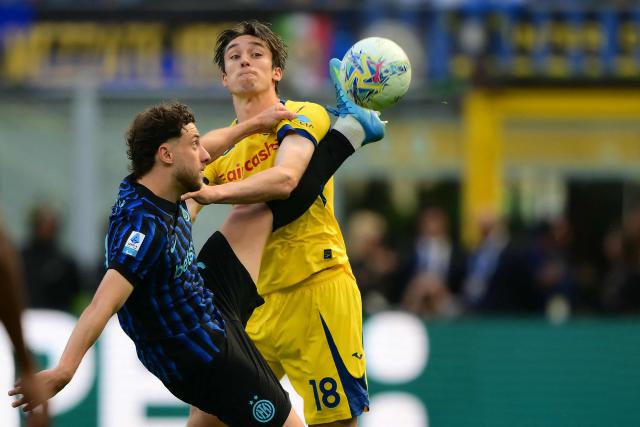 Inter Milan's Brazilian defender #30 Carlos Augusto fights for the ball with Hellas Verona's Scotish forward #18 Kieron Bowie during the Italian Serie A football match between Inter Milan and Hellas Verona at San Siro stadium in Milan, on May 17, 2026. (Photo by Marco BERTORELLO / AFP)