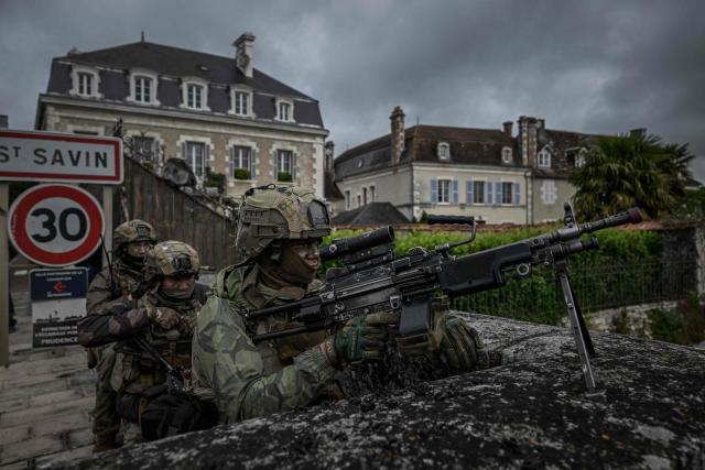 French Foreign Legion paratroopers from the 2nd Foreign Parachute Regiment (2e REP) hold a defensive position with a general-purpose machine gun at a town entrance during an urban bridge defence exercise in Saint-Savin, south-western France, on May 17, 2026. The exercise, running from May 11 to 20 across Nouvelle-Aquitaine and Centre-Val de Loire, tests short-notice redeployment and interoperability between air and ground components  capabilities central to France's contribution to NATO rapid-reaction forces. (Photo by Philippe LOPEZ / AFP)