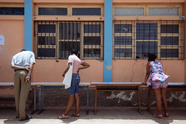 TOPSHOT - Voters checks for their name on the voters rolls posted outside a polling station in Mindelo, on May 17, 2026. Cape Verdeans began electing their members of parliament on Sunday in legislative elections with an uncertain outcome that will see five parties face off, including that of outgoing Prime Minister Ulisses Correia e Silva, who is running for a third term.
In Cape Verde, the political system is parliamentary. The party that wins the most votes in the legislative elections chooses the head of government, who dominates the executive, while the president (Jorge Maria Neves) plays the role of arbiter.
Having come to power in 2016, Mr. Silva, 63, secured a second term as head of government following the 2021 legislative elections, which were won with 38 seats by his party, the Movement for Democracy (MpD, center-right). (Photo by Queila Fernandes / AFP)