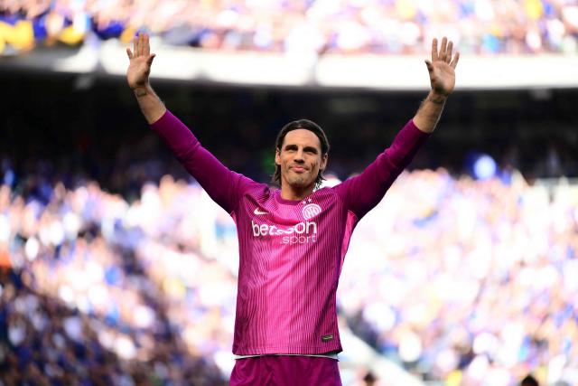 Inter Milan's Swiss goalkeeper #1 Yann Sommer waves to supporters as Inter Milan's players perpare to celebrate their 21st scudetto (Italian Championship victory) at San Siro stadium after the Italian Serie A football match between Inter Milan and Hellas Verona in Milan, on May 17, 2026. (Photo by Marco BERTORELLO / AFP)