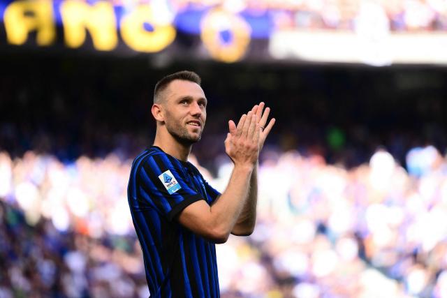Inter Milan's Dutch defender #6 Stefan De Vrij applauds supporters as Inter Milan's players perpare to celebrate their 21st scudetto (Italian Championship victory) at San Siro stadium after the Italian Serie A football match between Inter Milan and Hellas Verona in Milan, on May 17, 2026. (Photo by Marco BERTORELLO / AFP)