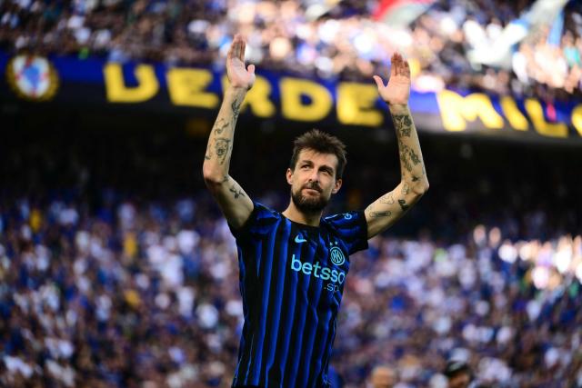 Inter Milan's Italian defender #15 Francesco Acerbi waves to supporters as Inter Milan's players perpare to celebrate their 21st scudetto (Italian Championship victory) at San Siro stadium after the Italian Serie A football match between Inter Milan and Hellas Verona in Milan, on May 17, 2026. (Photo by Marco BERTORELLO / AFP)