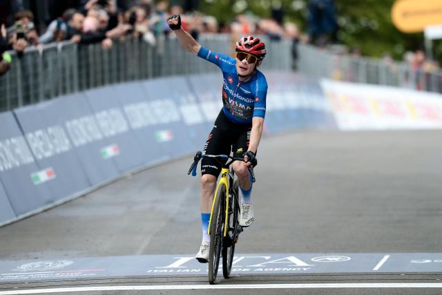 Team Visma Lease a Bike Danish rider Jonas Vingegaard, wearing the best climber's blue jersey (Maglia Azzura), crosses the finish line to win the 9th stage of the Giro d'Italia 2026 - Tour of Italy cycling race between Cervia and Corno alle Scale, near Doganaccia, central Italy on May 17, 2026. (Photo by Luca Bettini / AFP)