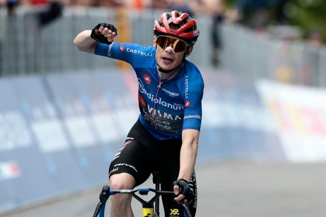 Team Visma Lease a Bike Danish rider Jonas Vingegaard, wearing the best climber's blue jersey (Maglia Azzura), crosses the finish line to win the 9th stage of the Giro d'Italia 2026 - Tour of Italy cycling race between Cervia and Corno alle Scale, near Doganaccia, central Italy on May 17, 2026. (Photo by Luca Bettini / AFP)