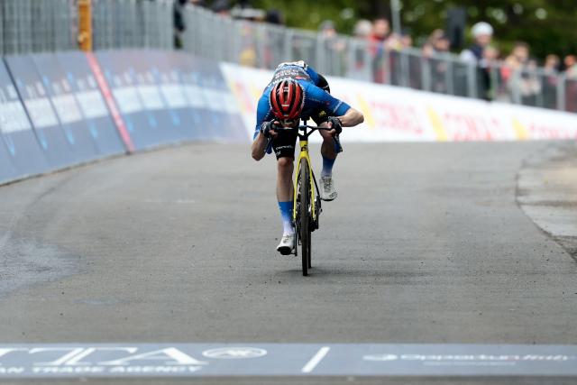 Team Visma Lease a Bike Danish rider Jonas Vingegaard, wearing the best climber's blue jersey (Maglia Azzura), rides towards the finish line to win the 9th stage of the Giro d'Italia 2026 - Tour of Italy cycling race between Cervia and Corno alle Scale, near Doganaccia, central Italy on May 17, 2026. (Photo by Luca Bettini / AFP)