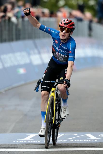 Team Visma Lease a Bike Danish rider Jonas Vingegaard, wearing the best climber's blue jersey (Maglia Azzura), crosses the finish line to win the 9th stage of the Giro d'Italia 2026 - Tour of Italy cycling race between Cervia and Corno alle Scale, near Doganaccia, central Italy on May 17, 2026. (Photo by Luca Bettini / AFP)