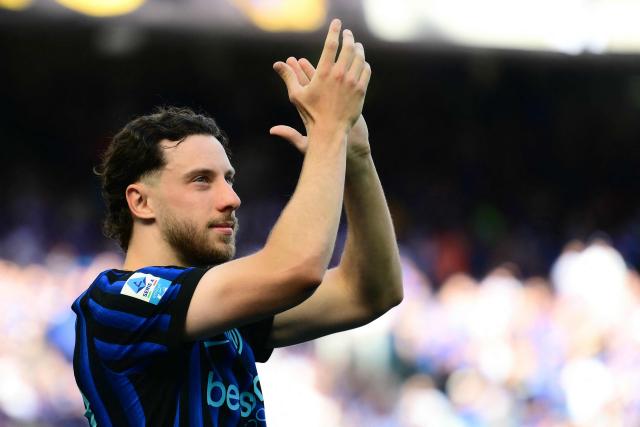 Inter Milan's Brazilian defender #30 Carlos Augusto applauds supporters as Inter Milan's players perpare to celebrate their 21st scudetto (Italian Championship victory) at San Siro stadium after the Italian Serie A football match between Inter Milan and Hellas Verona in Milan, on May 17, 2026. (Photo by Marco BERTORELLO / AFP)