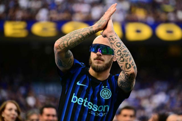 Inter Milan's Italian defender #32 Federico Dimarco waves to supporters as Inter Milan's players perpare to celebrate their 21st scudetto (Italian Championship victory) at San Siro stadium after the Italian Serie A football match between Inter Milan and Hellas Verona in Milan, on May 17, 2026. (Photo by Marco BERTORELLO / AFP)