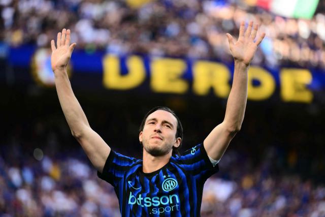 Inter Milan's Italian defender #36 Matteo Darmian waves to supporters as Inter Milan's players perpare to celebrate their 21st scudetto (Italian Championship victory) at San Siro stadium after the Italian Serie A football match between Inter Milan and Hellas Verona in Milan, on May 17, 2026. (Photo by Marco BERTORELLO / AFP)