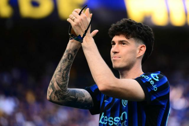 Inter Milan's Italian defender #95 Alessandro Bastoni applauds supporters as Inter Milan's players perpare to celebrate their 21st scudetto (Italian Championship victory) at San Siro stadium after the Italian Serie A football match between Inter Milan and Hellas Verona in Milan, on May 17, 2026. (Photo by Marco BERTORELLO / AFP)