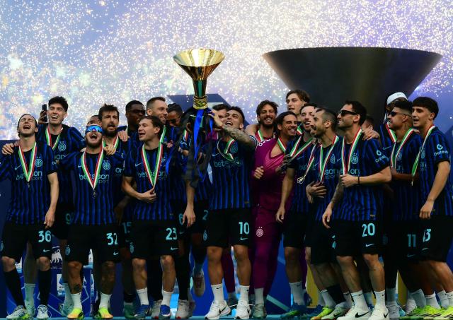 Inter Milan's Argentinian forward #10 Lautaro Martinez lifts the trophy to celebrate with teammates their 21st scudetto (Italian Championship victory) at San Siro stadium after the Italian Serie A football match between Inter Milan and Hellas Verona in Milan, on May 17, 2026. (Photo by Marco BERTORELLO / AFP)