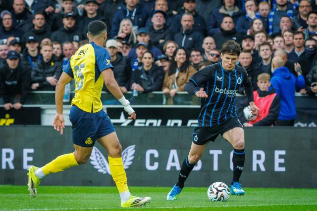 Royale Union Saint-Gilloise's Israeli forward #25 Anan Khalaili (L) and Club Brugge's Greek forward #08 Christos Tzolis fight for the ball during the Belgian "Pro League" First Division football match between Club Brugge KV and Union Saint-Gilloise (USG - Saint Gilles) at the Jan Breydel Stadium in Bruges on May 17, 2026. (Photo by KURT DESPLENTER / BELGA / AFP) / Belgium OUT