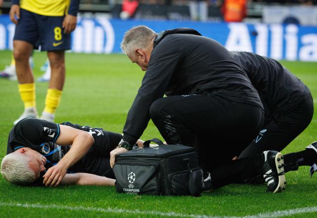 Club Brugge's Belgian defender #41 Hugo Siquet lies on the pitch getting medical attention during the Belgian "Pro League" First Division football match between Club Brugge KV and Union Saint-Gilloise (USG - Saint Gilles) at the Jan Breydel Stadium in Bruges on May 17, 2026. (Photo by KURT DESPLENTER / BELGA / AFP) / Belgium OUT