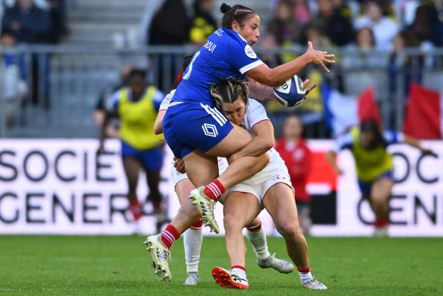 France's prop Assia Khalfaoui (CL) is tackled by England's prop Mackenzie Carson (CR) during the Women's Six Nations international rugby union match between France and England at the Stade Atlantique in Bordeaux on May 17, 2026. (Photo by GAIZKA IROZ / AFP)