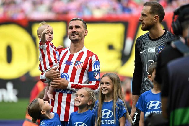 Atletico Madrid's French forward #07 Antoine Griezmann holds his daughter Shai before the Spanish league football match between Club Atletico de Madrid and Girona FC at the Metroplitano stadium in Madrid on May 17, 2026. French forward Antoine Griezmann received a warm goodbye from the club's supporters today. Atletico's all-time top goalscorer will head to the United States to play for MLS side Orlando City. (Photo by Javier SORIANO / AFP)