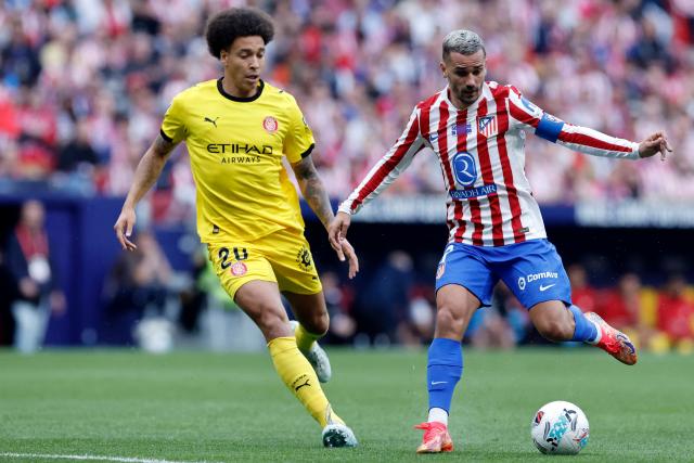 Girona's Belgian defender #20 Axel Witsel and Atletico Madrid's French forward #07 Antoine Griezmann vie for the ball during the Spanish league football match between Club Atletico de Madrid and Girona FC at the Metroplitano stadium in Madrid on May 17, 2026. (Photo by Oscar DEL POZO / AFP)