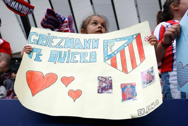 A young fan holds a sign reading "Griezmann I love you" before the Spanish league football match between Club Atletico de Madrid and Girona FC at the Metroplitano stadium in Madrid on May 17, 20262. French forward Antoine Griezmann received a warm goodbye from the club's supporters today. Atletico's all-time top goalscorer will head to the United States to play for MLS side Orlando City. (Photo by Oscar DEL POZO / AFP)