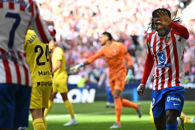 Atletico Madrid's English forward #22 Ademola Lookman waves to Atletico Madrid's French forward #07 Antoine Griezmann (L) after scoring the opening goal during the Spanish league football match between Club Atletico de Madrid and Girona FC at the Metroplitano stadium in Madrid on May 17, 2026. (Photo by Javier SORIANO / AFP)