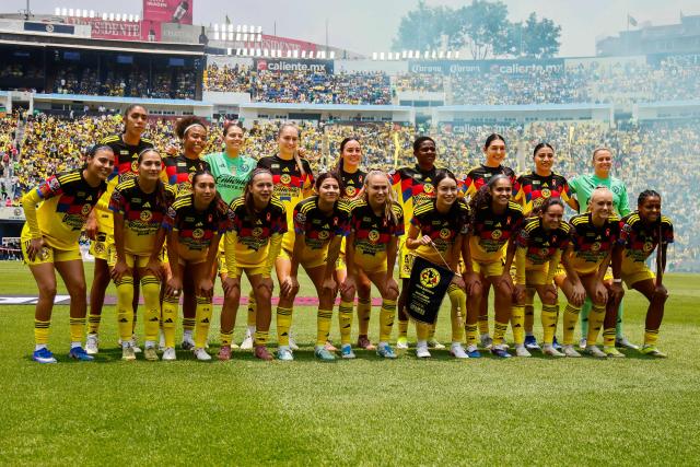 America players pose for a team photo ahead of the Liga MX Femenil women's Clausura final second-leg football match between America and Monterrey at the Ciudad de los Deportes stadium in Mexico City on May 17, 2026. (Photo by Rodrigo Oropeza / AFP)