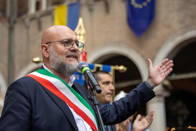 The mayor of Modena, Massimo Mezzetti, addresses redidents at Piazza Grande in the center of Modena a day after a man drove his car into pedestrians injuring eight people, on May 17, 2026. Italian Prime Minister Giorgia Meloni visited people wounded by a driver with a history of mental health problems who ran over several pedestrians in the center of Modena, Northern Italy. The driver, a 31-year-old Italian man of Moroccan heritage, hit several people before crashing into a shop window, colliding head-on with a woman. (Photo by Federico SCOPPA / AFP)