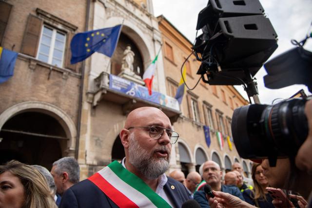 The mayor of Modena, Massimo Mezzetti, addresses journalists and residents at Piazza Grande in the center of Modena a day after a man drove his car into pedestrians injuring eight people, on May 17, 2026. Italian Prime Minister Giorgia Meloni visited people wounded by a driver with a history of mental health problems who ran over several pedestrians in the center of Modena, Northern Italy. The driver, a 31-year-old Italian man of Moroccan heritage, hit several people before crashing into a shop window, colliding head-on with a woman. (Photo by Federico SCOPPA / AFP)