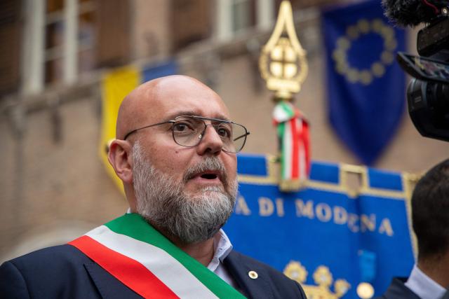 The mayor of Modena, Massimo Mezzetti, addresses journalists and residents at Piazza Grande in the center of Modena a day after a man drove his car into pedestrians injuring eight people, on May 17, 2026. Italian Prime Minister Giorgia Meloni visited people wounded by a driver with a history of mental health problems who ran over several pedestrians in the center of Modena, Northern Italy. The driver, a 31-year-old Italian man of Moroccan heritage, hit several people before crashing into a shop window, colliding head-on with a woman. (Photo by Federico SCOPPA / AFP)