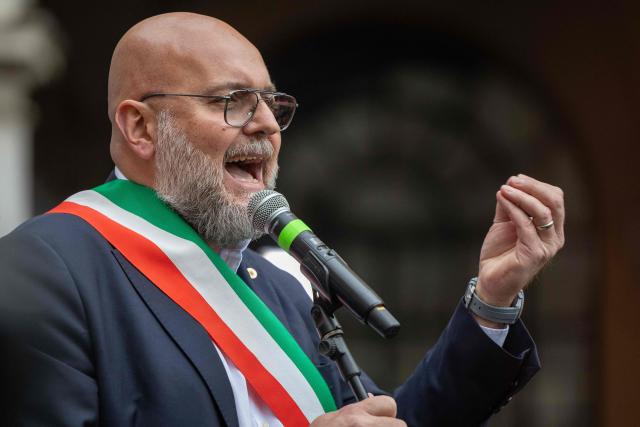 The mayor of Modena, Massimo Mezzetti, addresses residents at Piazza Grande in the center of Modena a day after a man drove his car into pedestrians injuring eight people, on May 17, 2026. Italian Prime Minister Giorgia Meloni visited people wounded by a driver with a history of mental health problems who ran over several pedestrians in the center of Modena, Northern Italy. The driver, a 31-year-old Italian man of Moroccan heritage, hit several people before crashing into a shop window, colliding head-on with a woman. (Photo by Federico SCOPPA / AFP)