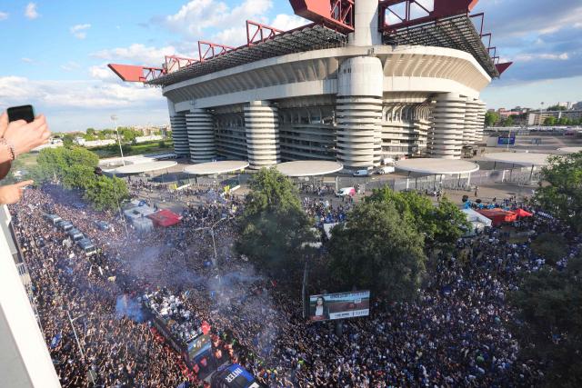 TOPSHOT - Inter Milan players parade on an open bus to celebrate their 21st scudetto (Italian Championship victory) with supporters outside San Siro stadium after the Italian Serie A football match between Inter Milan and Hellas Verona in Milan, on May 17, 2026. (Photo by Luca Bruno / POOL / AFP)