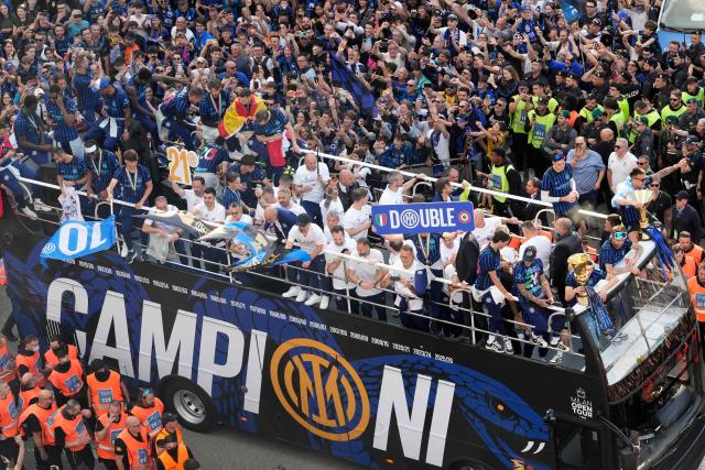 Inter Milan's players and staff parade on an open bus to celebrate their 21st scudetto (Italian Championship victory) with supporters outside San Siro stadium after the Italian Serie A football match between Inter Milan and Hellas Verona in Milan, on May 17, 2026. (Photo by Luca Bruno / POOL / AFP)