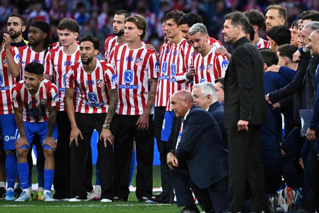 Atletico Madrid's French forward #07 Antoine Griezmann (C) poses with teammates during a farewell ceremony after the Spanish league football match between Club Atletico de Madrid and Girona FC at the Metroplitano stadium in Madrid on May 17, 2026. French forward Antoine Griezmann received a warm goodbye from the club's supporters today. Atletico's all-time top goalscorer will head to the United States to play for MLS side Orlando City. (Photo by Javier SORIANO / AFP)
