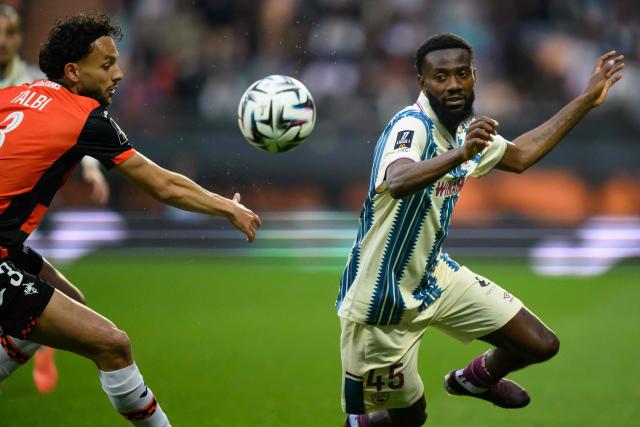 Lorient's Tunisian defender #03 Montassar Talbi (L) fights for the ball with Le Havre's Senegalese forward #45 Issa Soumare during the French L1 football match between FC Lorient and Le Havre AC at the Stade du Moustoir in Lorient, western France, on May 17, 2026. (Photo by Loic VENANCE / AFP)