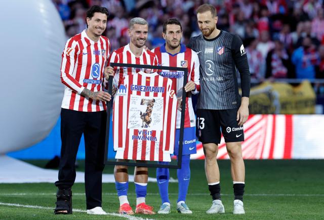 Atletico Madrid's French forward #07 Antoine Griezmann poses with Atletico Madrid's Uruguayan defender #02 Jose Gimenez (L), Atletico Madrid's Spanish midfielder #06 Koke (2R) and Atletico Madrid's Slovenian goalkeeper #13 Jan Oblak (R) during a farewell ceremony after the Spanish league football match between Club Atletico de Madrid and Girona FC at the Metroplitano stadium in Madrid on May 17, 2026. French forward Antoine Griezmann received a warm goodbye from the club's supporters today. Atletico's all-time top goalscorer will head to the United States to play for MLS side Orlando City. (Photo by Oscar DEL POZO / AFP)