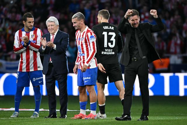 Atletico Madrid's Argentine coach Diego Simeone (R) gestures next to Atletico Madrid's Spanish midfielder #06 Koke (L), Atletico Madrid's president Enrique Cerezo (2L), Atletico Madrid's French forward #07 Antoine Griezmann and Atletico Madrid's Slovenian goalkeeper #13 Jan Oblak during a farewell ceremony for Griezmann  after the Spanish league football match between Club Atletico de Madrid and Girona FC at the Metroplitano stadium in Madrid on May 17, 2026. French forward Antoine Griezmann received a warm goodbye from the club's supporters today. Atletico's all-time top goalscorer will head to the United States to play for MLS side Orlando City. (Photo by Javier SORIANO / AFP)