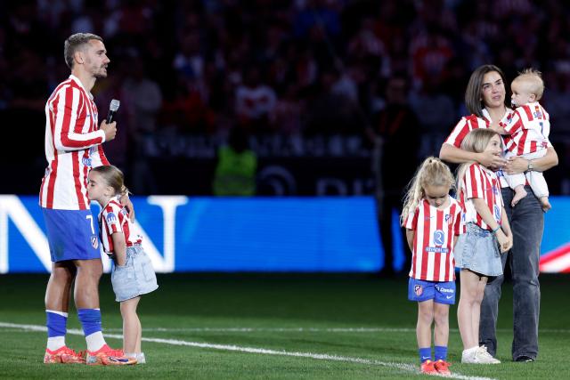 Atletico Madrid's French forward #07 Antoine Griezmann, accompanied by his family, attends a farewell ceremony after the Spanish league football match between Club Atletico de Madrid and Girona FC at the Metroplitano stadium in Madrid on May 17, 2026. French forward Antoine Griezmann received a warm goodbye from the club's supporters today. Atletico's all-time top goalscorer will head to the United States to play for MLS side Orlando City. (Photo by Oscar DEL POZO / AFP)