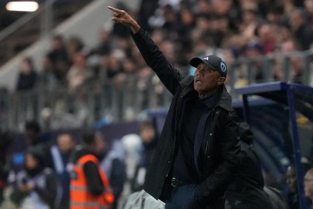 Paris FC's French head coach Antoine Kombouare gestures from the techincal area during the French L1 football match between Paris FC and Paris Saint-Germain (PSG) at the Stade Jean-Bouin in Paris on May 17, 2026. (Photo by Dimitar DILKOFF / AFP)