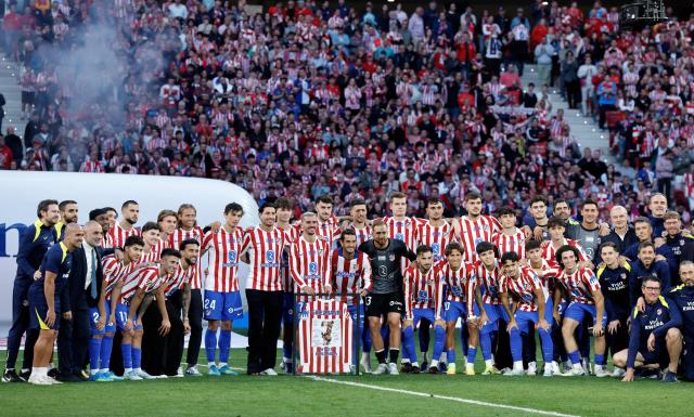Atletico Madrid's French forward #07 Antoine Griezmann poses with his team during a farewell ceremony after the Spanish league football match between Club Atletico de Madrid and Girona FC at the Metroplitano stadium in Madrid on May 17, 2026. French forward Antoine Griezmann received a warm goodbye from the club's supporters today. Atletico's all-time top goalscorer will head to the United States to play for MLS side Orlando City. (Photo by Oscar DEL POZO / AFP)