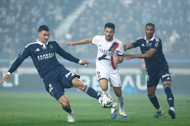 Paris Saint-Germain's Portuguese forward #09 Goncalo Ramos (C) fights for the ball with Paris FC's Italian defender #42 Diego Coppola (L) and Paris FC's French defender #31 Samir Chergui (R) during the French L1 football match between Paris FC and Paris Saint-Germain (PSG) at the Stade Jean-Bouin in Paris on May 17, 2026. (Photo by Kenzo TRIBOUILLARD / AFP)