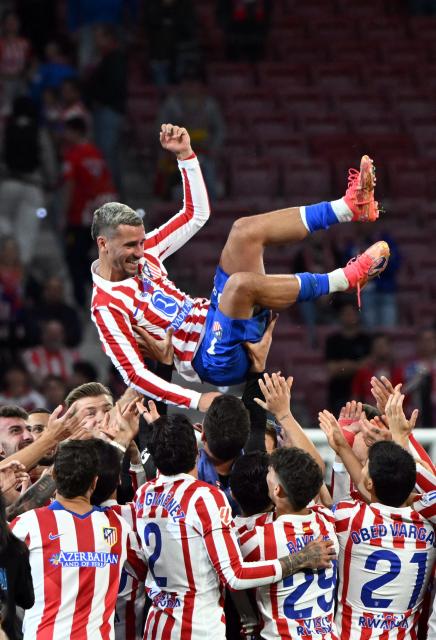Atletico Madrid's French forward #07 Antoine Griezmann is tossed in the air by teammates during a farewell ceremony after the Spanish league football match between Club Atletico de Madrid and Girona FC at the Metroplitano stadium in Madrid on May 17, 2026. French forward Antoine Griezmann received a warm goodbye from the club's supporters today. Atletico's all-time top goalscorer will head to the United States to play for MLS side Orlando City. (Photo by Javier SORIANO / AFP)