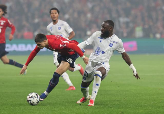 Lille's Belgian forward #07 Matias Fernandez-Pardo(L) and Auxerre's Malian forward #10 Lassine Sinayoko fight for the ball during the French L1 football match between Lille LOSC and AJ Auxerre at the Stade Pierre-Mauroy in Villeneuve-d'Ascq, northern France, on May 17, 2026. (Photo by Francois LO PRESTI / AFP)