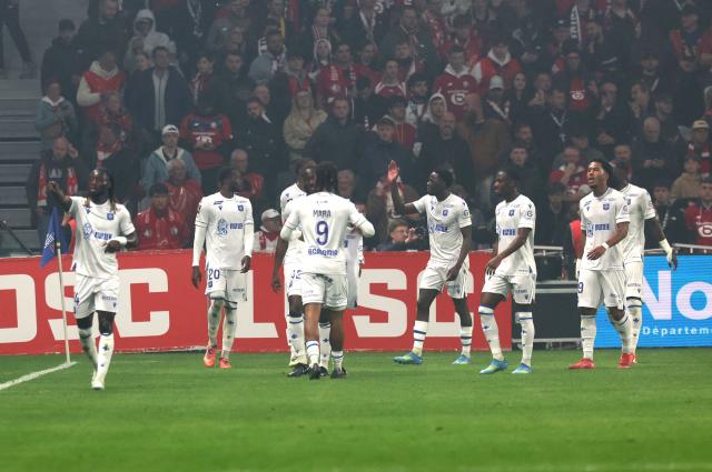 Auxerre's Malian forward #10 Lassine Sinayoko (C) is congratuled by teamates after scoring during the French L1 football match between Lille OSC (LOSC)and AJ Auxerre at the Pierre Mauroy stadium in Villeneuve d'Ascq, northern France on May 17, 2026. (Photo by Francois LO PRESTI / AFP)