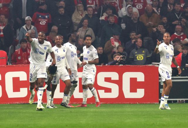 Auxerre's Malian forward #10 Lassine Sinayoko (L) celebrates after scoring a goal during the French L1 football match between Lille OSC (LOSC)and AJ Auxerre at the Pierre Mauroy stadium in Villeneuve d'Ascq, northern France on May 17, 2026. (Photo by Francois LO PRESTI / AFP)