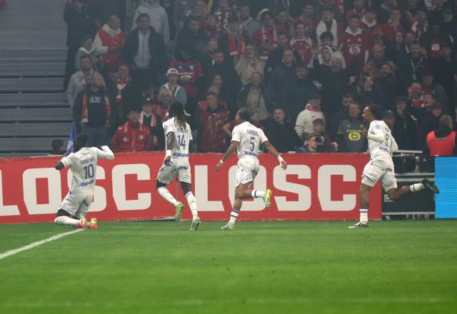 Auxerre's Malian forward #10 Lassine Sinayoko (L) celebrates after scoring a goal during the French L1 football match between Lille OSC (LOSC)and AJ Auxerre at the Pierre Mauroy stadium in Villeneuve d'Ascq, northern France on May 17, 2026. (Photo by Francois LO PRESTI / AFP)